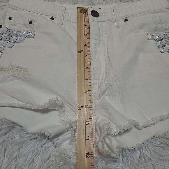 Urban Outfitters BDG High Rise Dree Cheeky Size 28W White Studded Denim Shorts - Picture 11 of 12